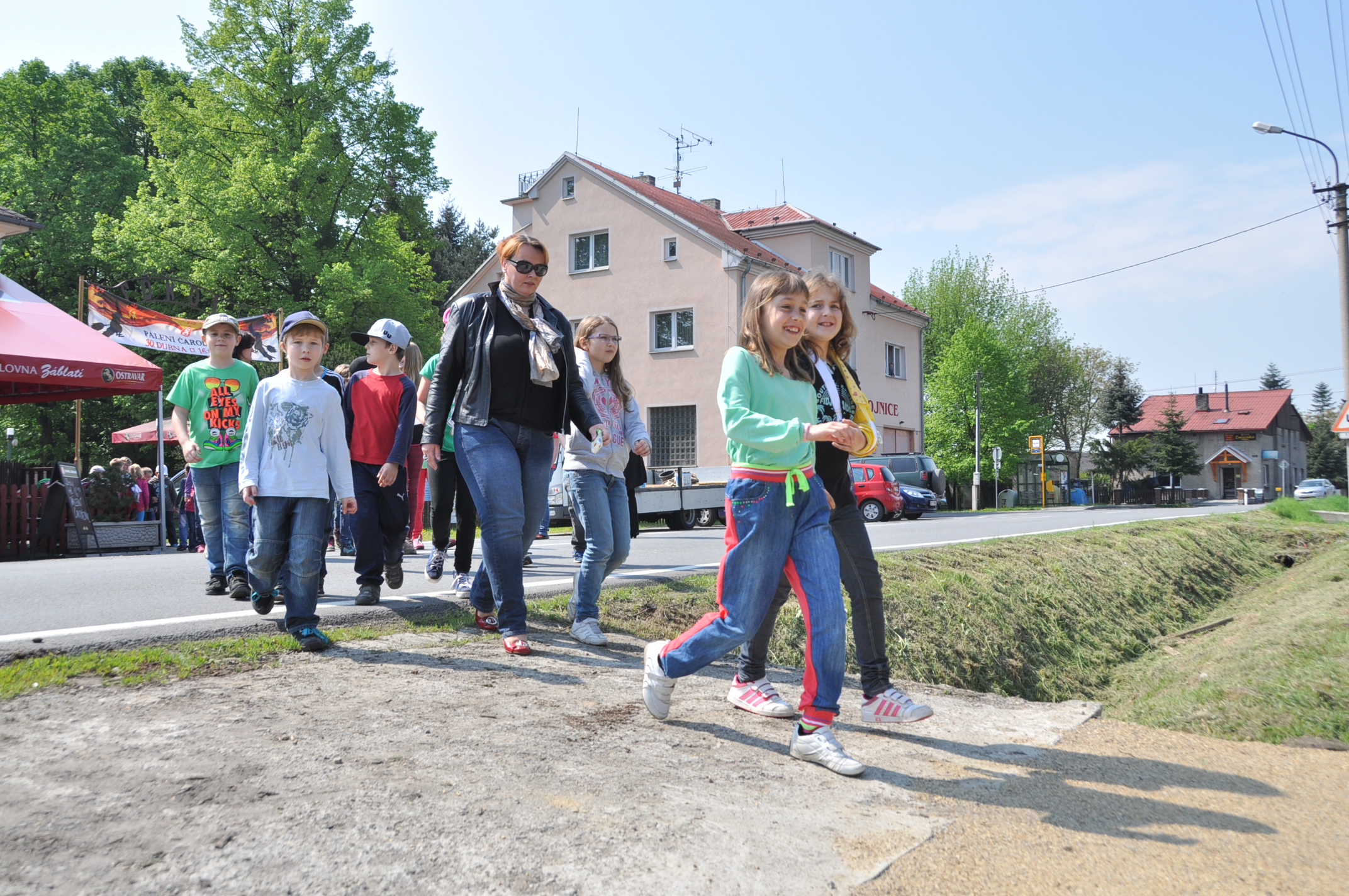 2014 04 30 sázení stromů sokolovna Záblatí 10