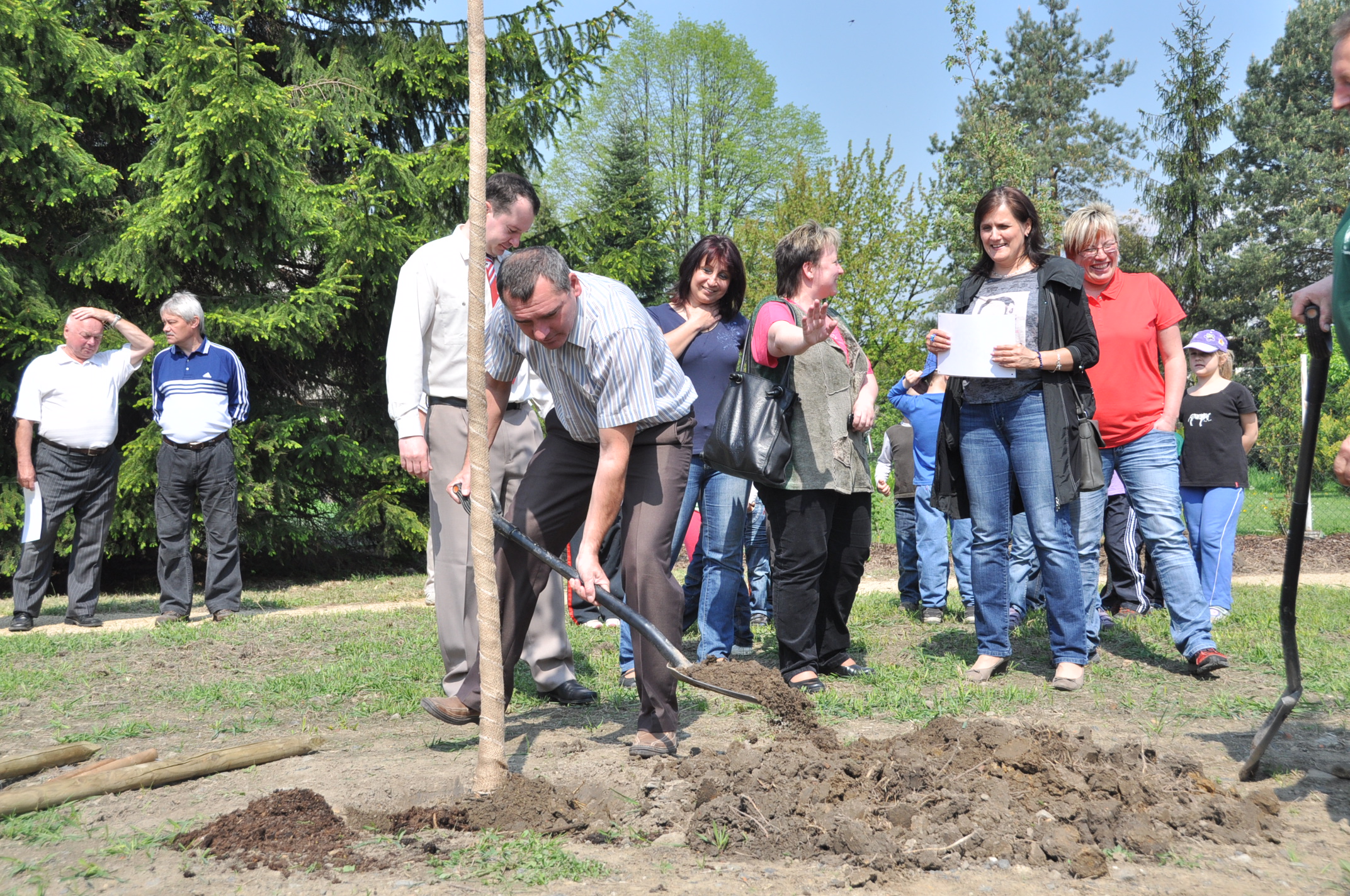 2014 04 30 sázení stromů sokolovna Záblatí 33