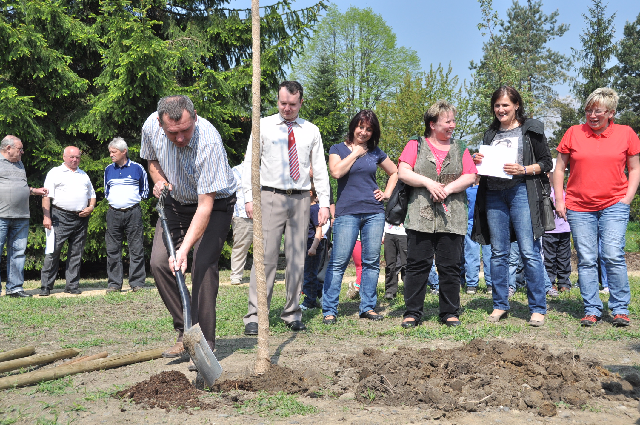 2014 04 30 sázení stromů sokolovna Záblatí 34