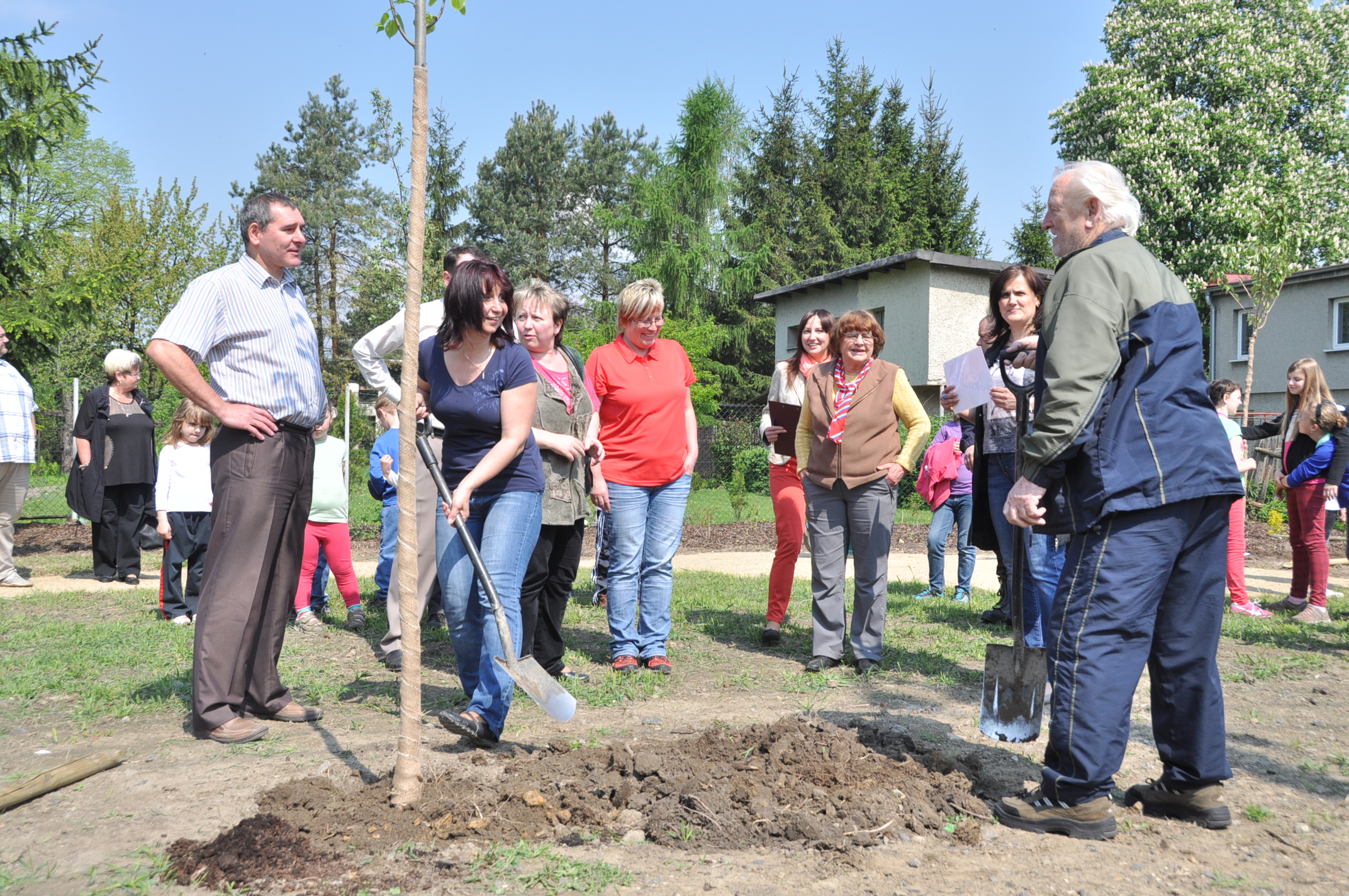 2014 04 30 sázení stromů sokolovna Záblatí 41