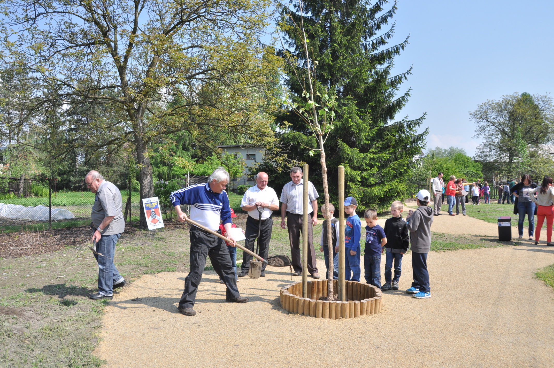 2014 04 30 sázení stromů sokolovna Záblatí 50