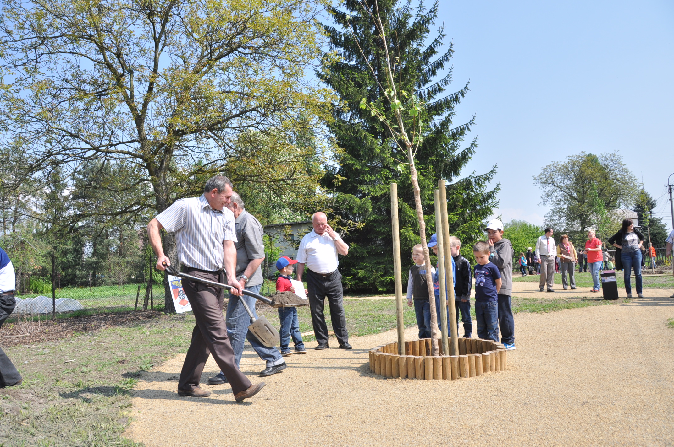 2014 04 30 sázení stromů sokolovna Záblatí 51