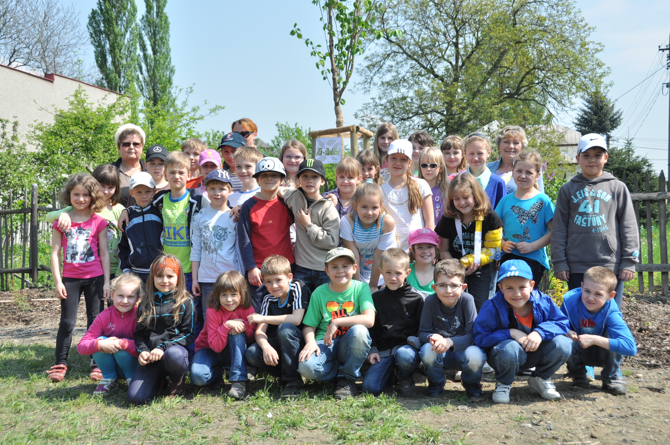 2014 04 30 sázení stromů sokolovna Záblatí 53