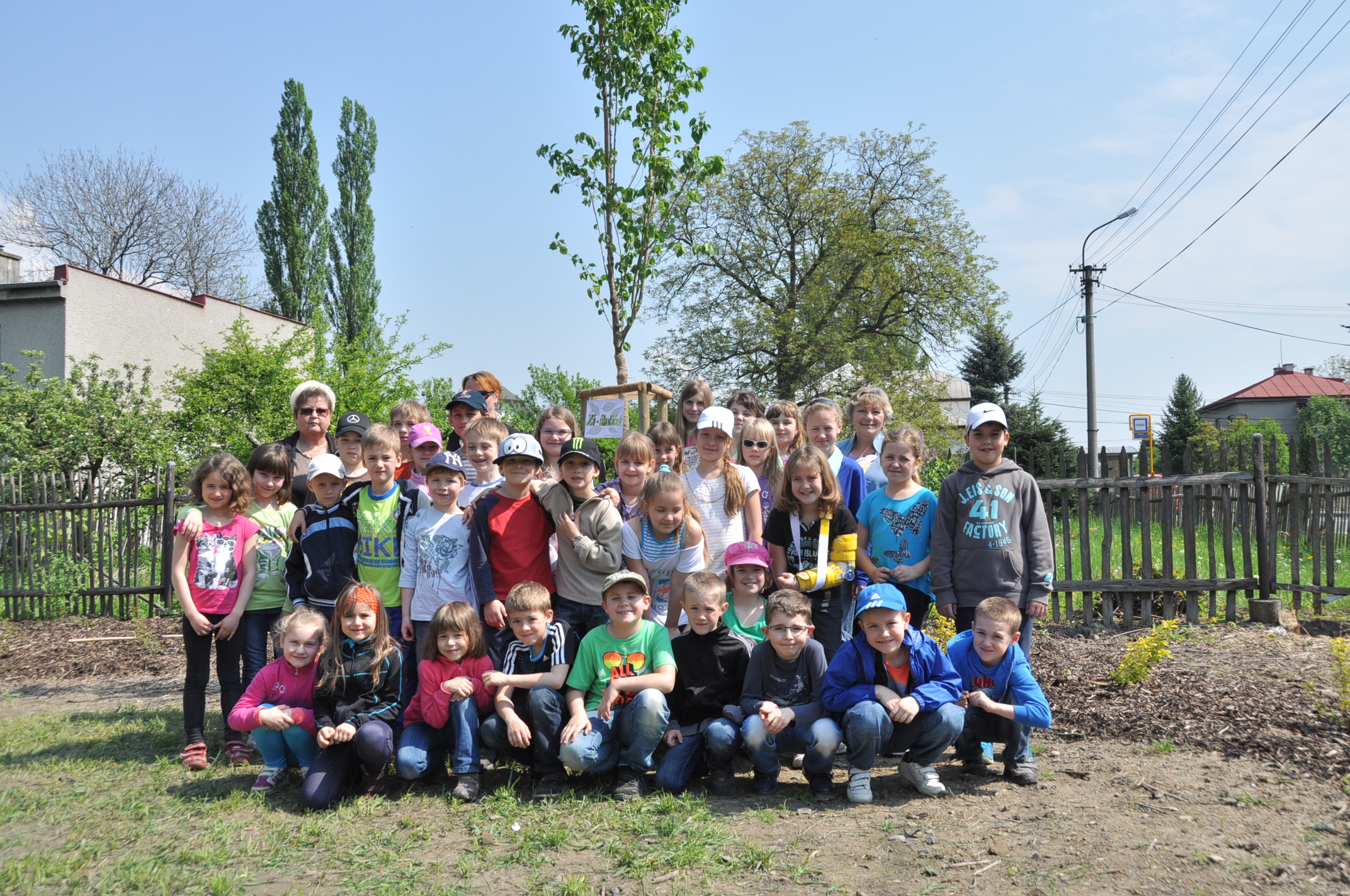 2014 04 30 sázení stromů sokolovna Záblatí 55