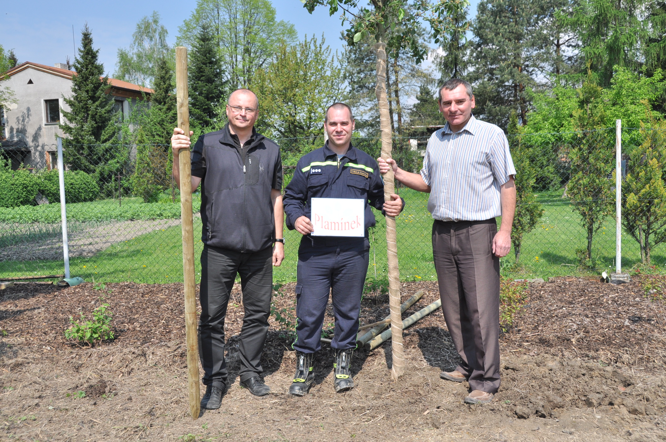 2014 04 30 sázení stromů sokolovna Záblatí 59